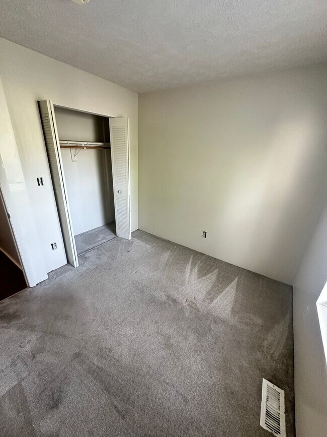 Building Photo - 4 bedroom 2.5 bathroom Townhouse