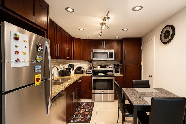 Building Photo - 500 Bayview Dr