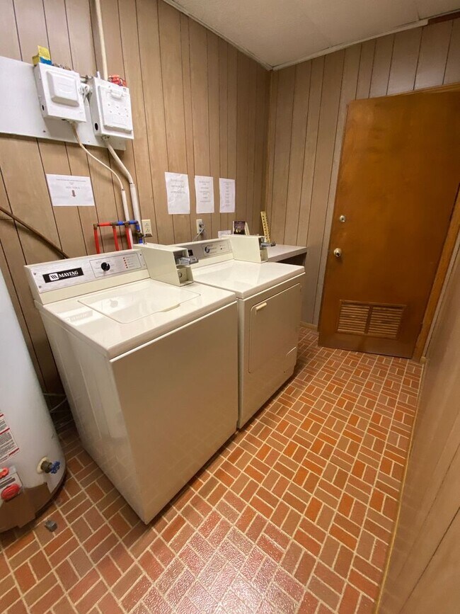 Building Photo - Furnished One Bedroom Upstairs Apartment