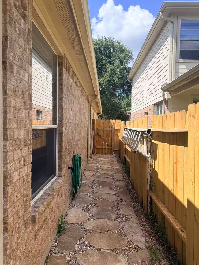 Building Photo - 26327 Whittmore Fields Dr