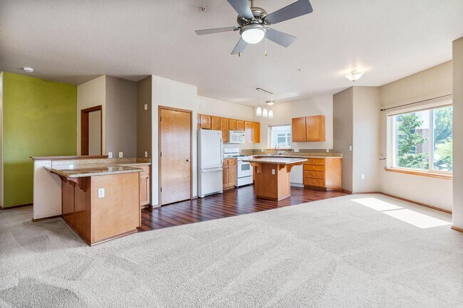 Building Photo - Immaculate 2-bdrm/2-bath, 2nd-floor, corner-unit condo in Bethany Village.  In-unit laundry, deed...