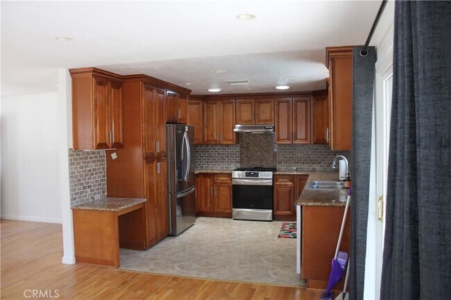 Building Photo - 5192 Robinwood Dr