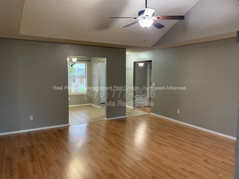 Building Photo - 509 E Pinion St