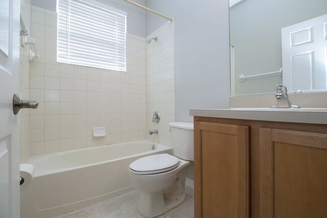 Building Photo - 4 bedroom 3 Bath Pool home in Lakewood Ranch Greenbrook