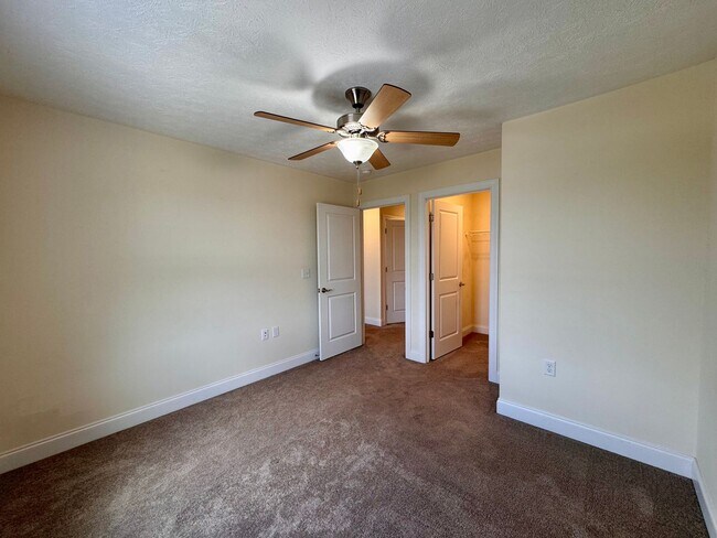 Building Photo - Townhouse for Rent in Spring Oaks!