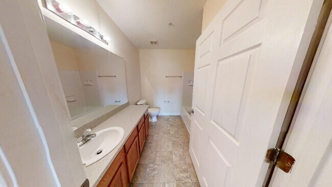 Building Photo - Beautiful and spacious two bedroom two bat...