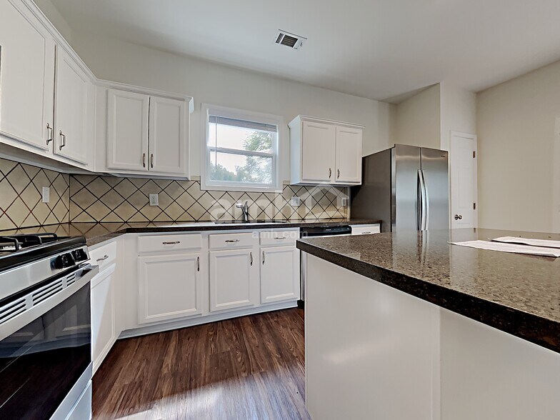 Building Photo - 4620 Stonehaven View