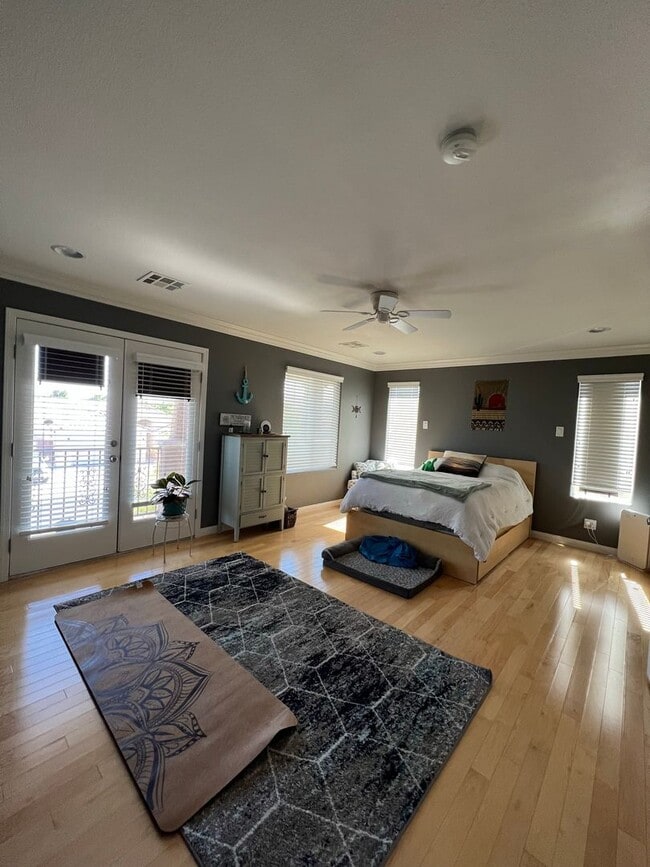 Building Photo - ABSOLUTELY AMAZING! Large 4 bedroom 2 stor...