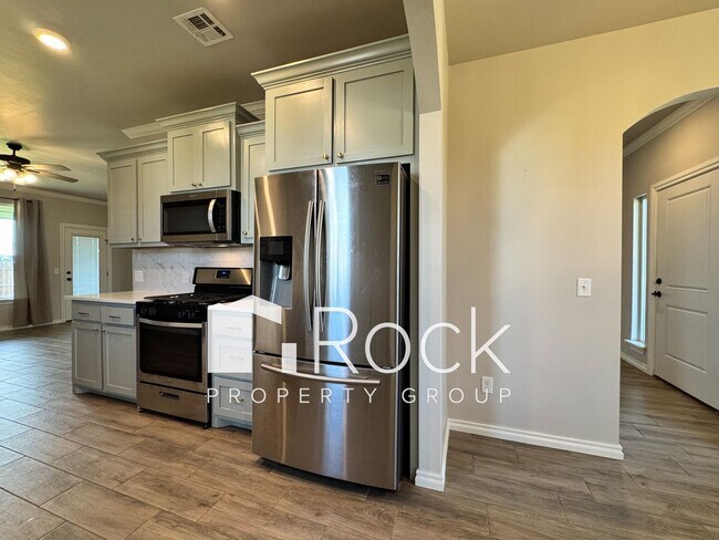 Building Photo - Spacious 3-Bedroom Home with Designer Kitc...