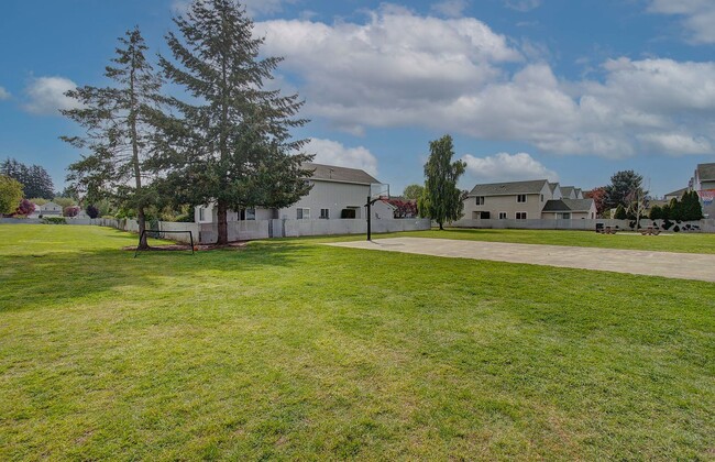 Building Photo - Welcome to this charming 2 bedroom, 2 bath...