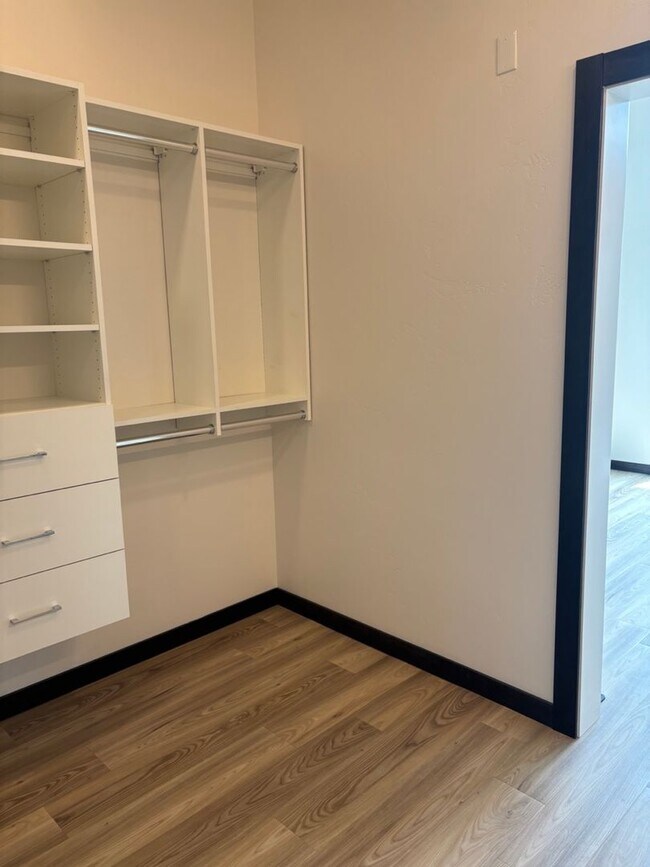 Building Photo - Modern Midtown Living | 2 Bed, 2 Bath Near...