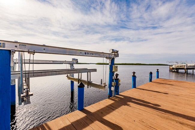 Building Photo - Boat lovers dream home!! River, boat lift,...