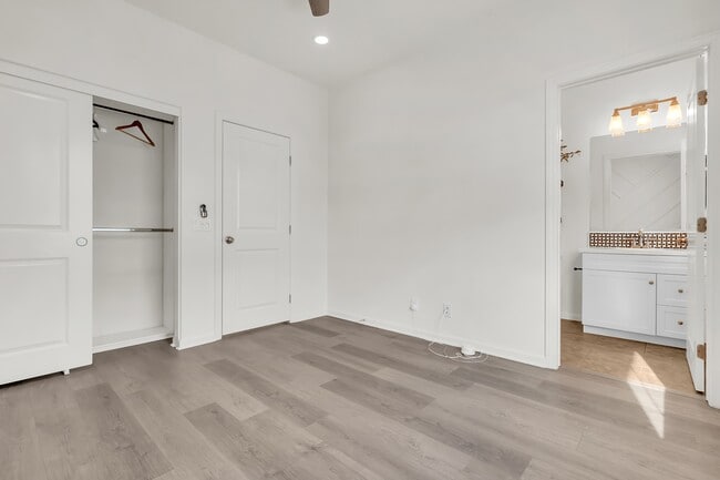 Building Photo - 72 Tulip