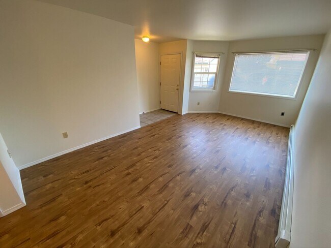 Building Photo - 2 Bed 1.5 Bath Condo! W/S/G/Lawn Care Included!