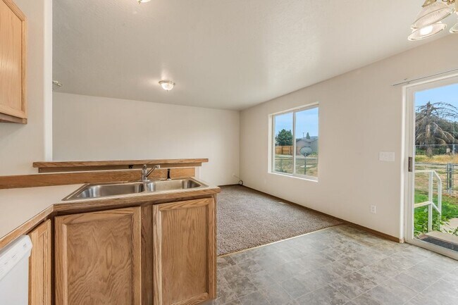 Building Photo - 3 bed 2 bath duplex with sprinkler system