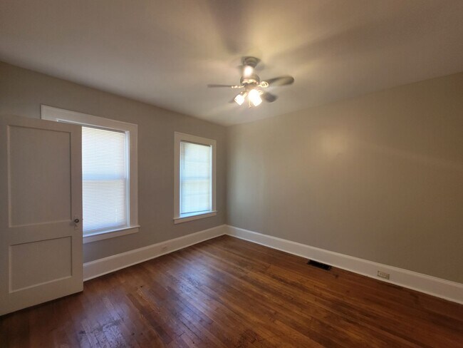 Building Photo - No Luxury Bells and Whistles But a Nice Cl...
