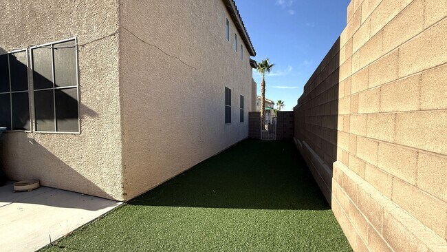Building Photo - 10631 Streamside Ave