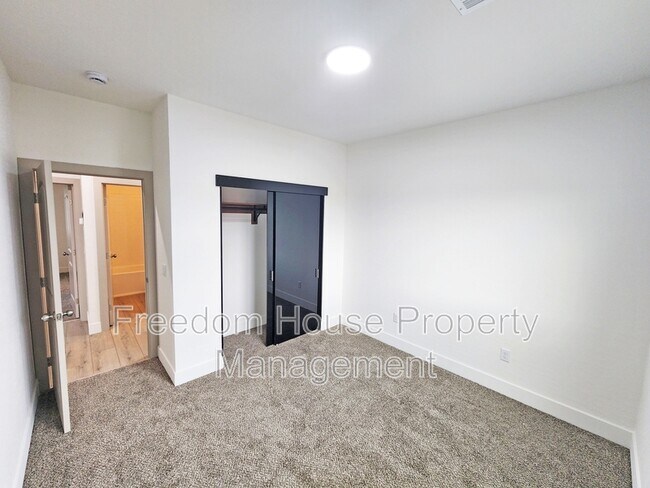 Building Photo - 1340 Arrowhead St