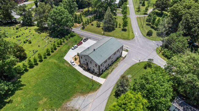 Building Photo - 610 Madola Rd