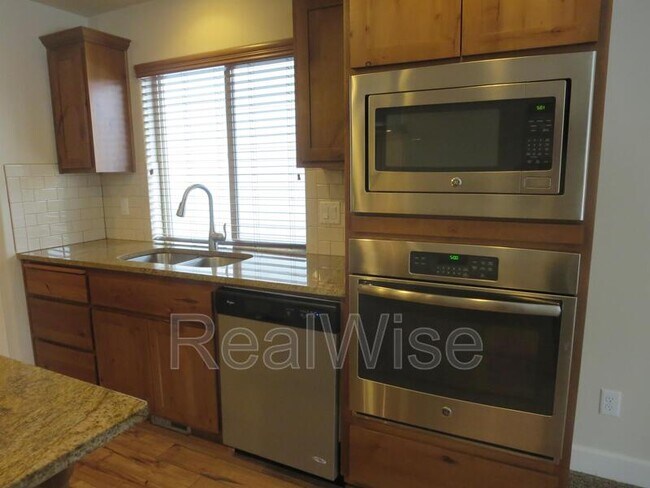 Building Photo - 3006 NE Red Oak Dr