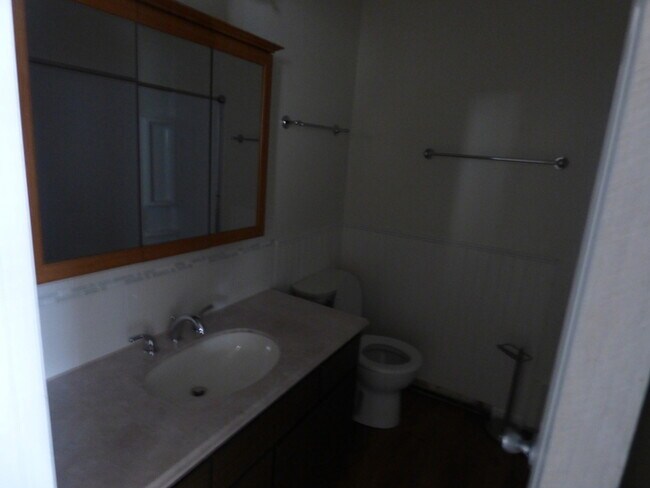 Building Photo - Bright and Clean 2 Bedroom Apartment