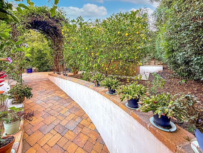 Building Photo - Upgraded Sherman Oaks 4+4 home - Ready for Move In!