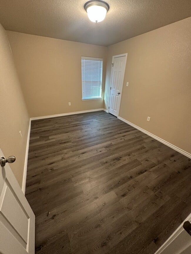 Building Photo - AVAILABLE NOW! (SECTION 8 ACCEPTED)