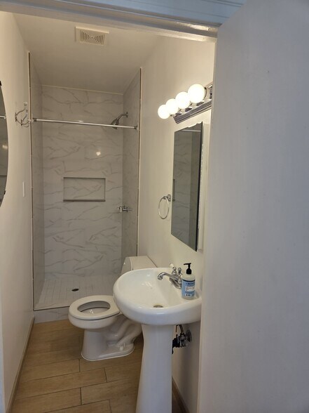 Front bathroom - 1009 Havenhurst Dr