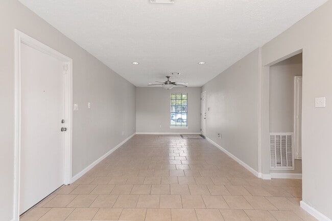 Building Photo - 743 Deercrest St