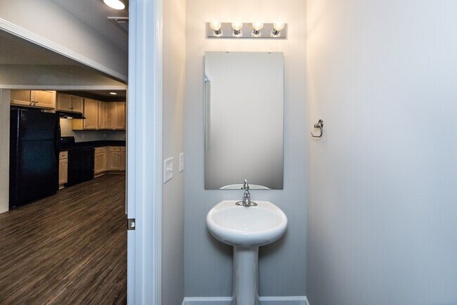 Building Photo - Beautiful 3BD/2.5BA Duplex Home!