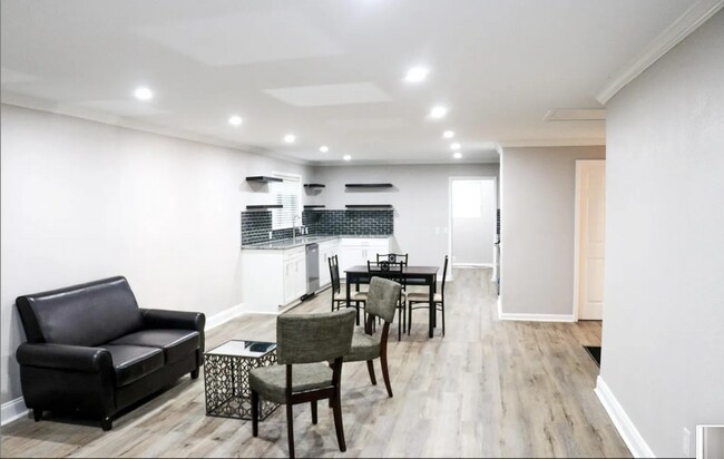 Building Photo - 136 Skyline Dr