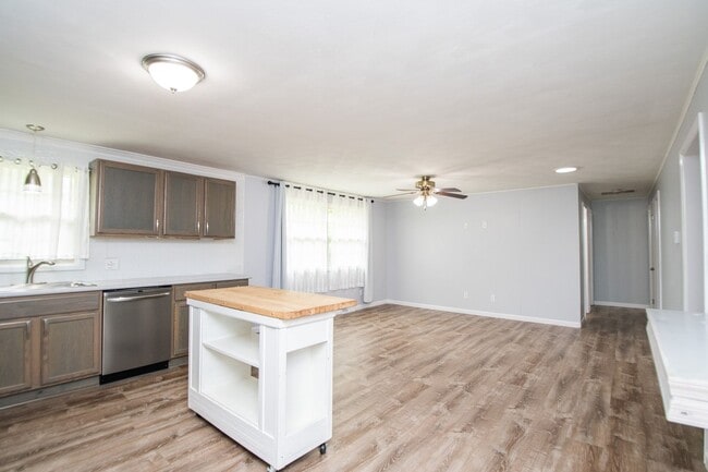 Building Photo - 3 bed 2 bath Ranch in Hobart