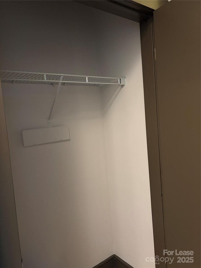 Building Photo - 2200 Lyndhurst Ave