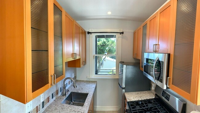 Building Photo - UPDATED BRIGHT 800sf 2BR/1BA Flat Noe Noe ...