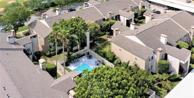 Building Photo - 7037 N Holiday Dr