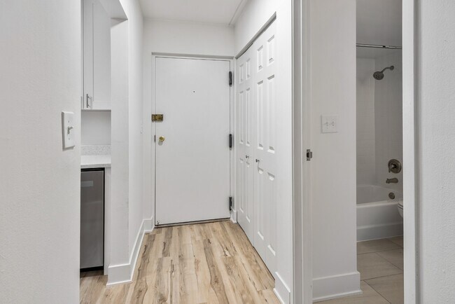 Building Photo - Modern 1 Bedroom Apartments | Recently Renovated | Pet Friendly | Prime Location