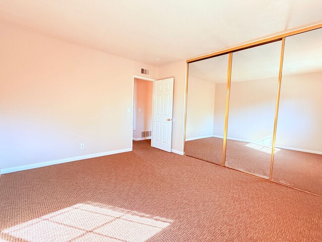 Building Photo - 3 Bedroom Beautiful Home with a stunning view