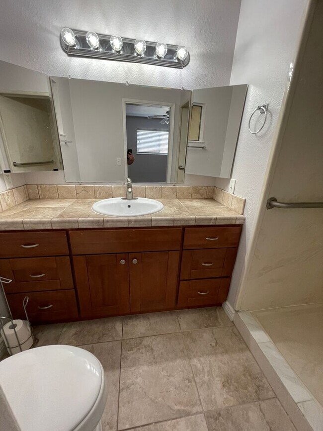 Building Photo - Spacious home in Tulare coming soon!