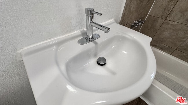 Building Photo - 1709 W 70th St