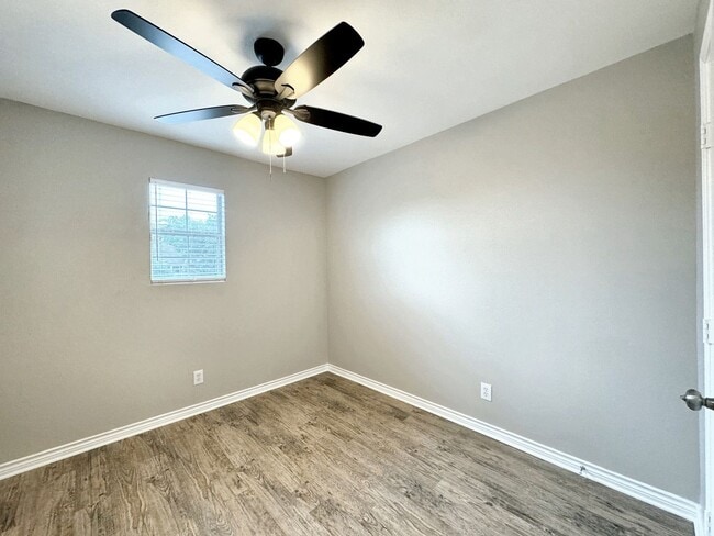 Building Photo - 2 Story Town Home - Near USAA-UTSA-Medical Center