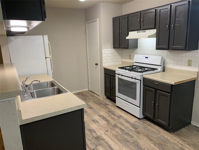 Building Photo - 9105 Sanger Dr