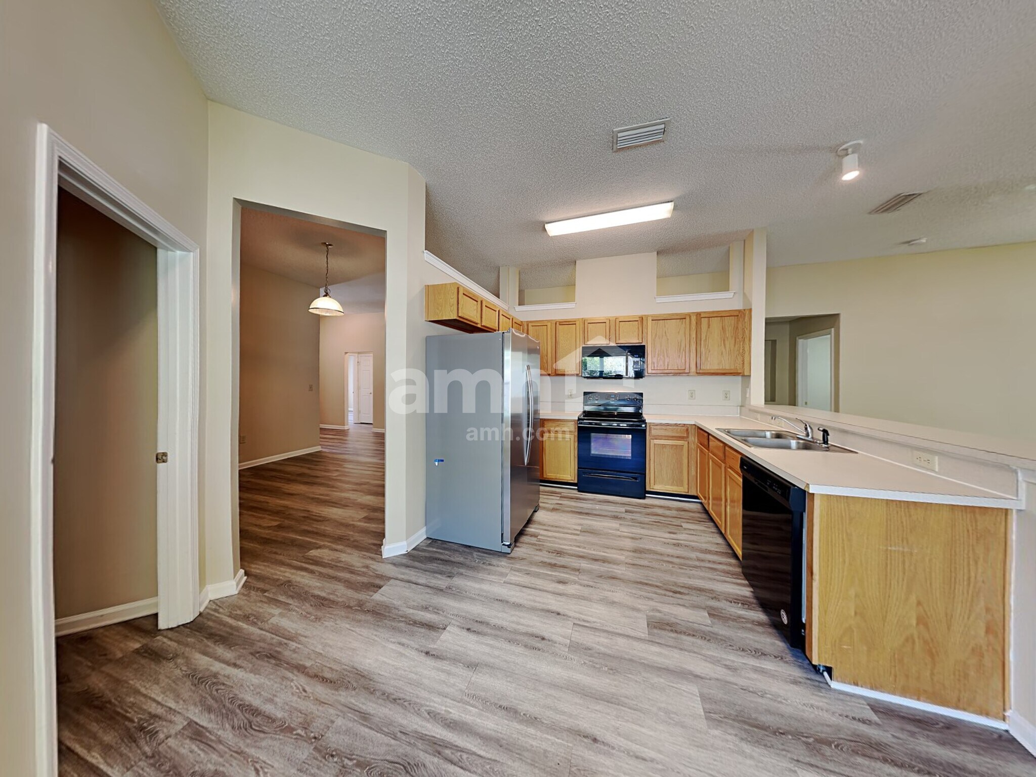 Building Photo - 685 Mackenzie Cir