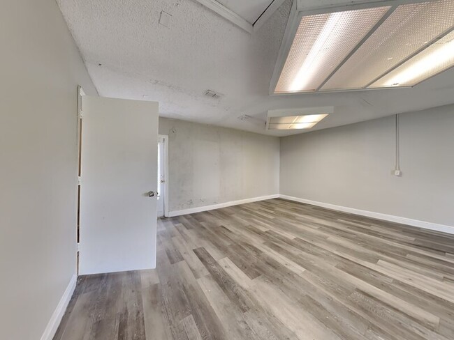 Building Photo - 102 Cascade St