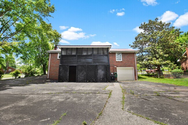 Building Photo - Pet Friendly Four Bedroom with Basement!