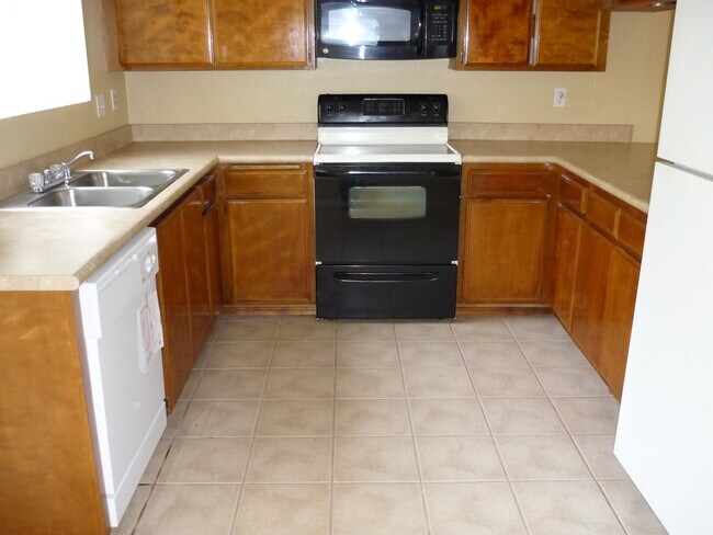 Building Photo - Secluded Corner Unit Condo!