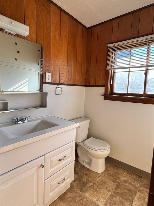 Building Photo - Large 3 br near YVCC