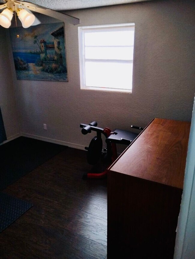 Building Photo - 3 Bed / 1 Bath House with Fenced Yard