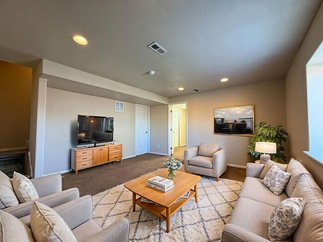 Building Photo - 5-bedroom home with expansive mountain views!