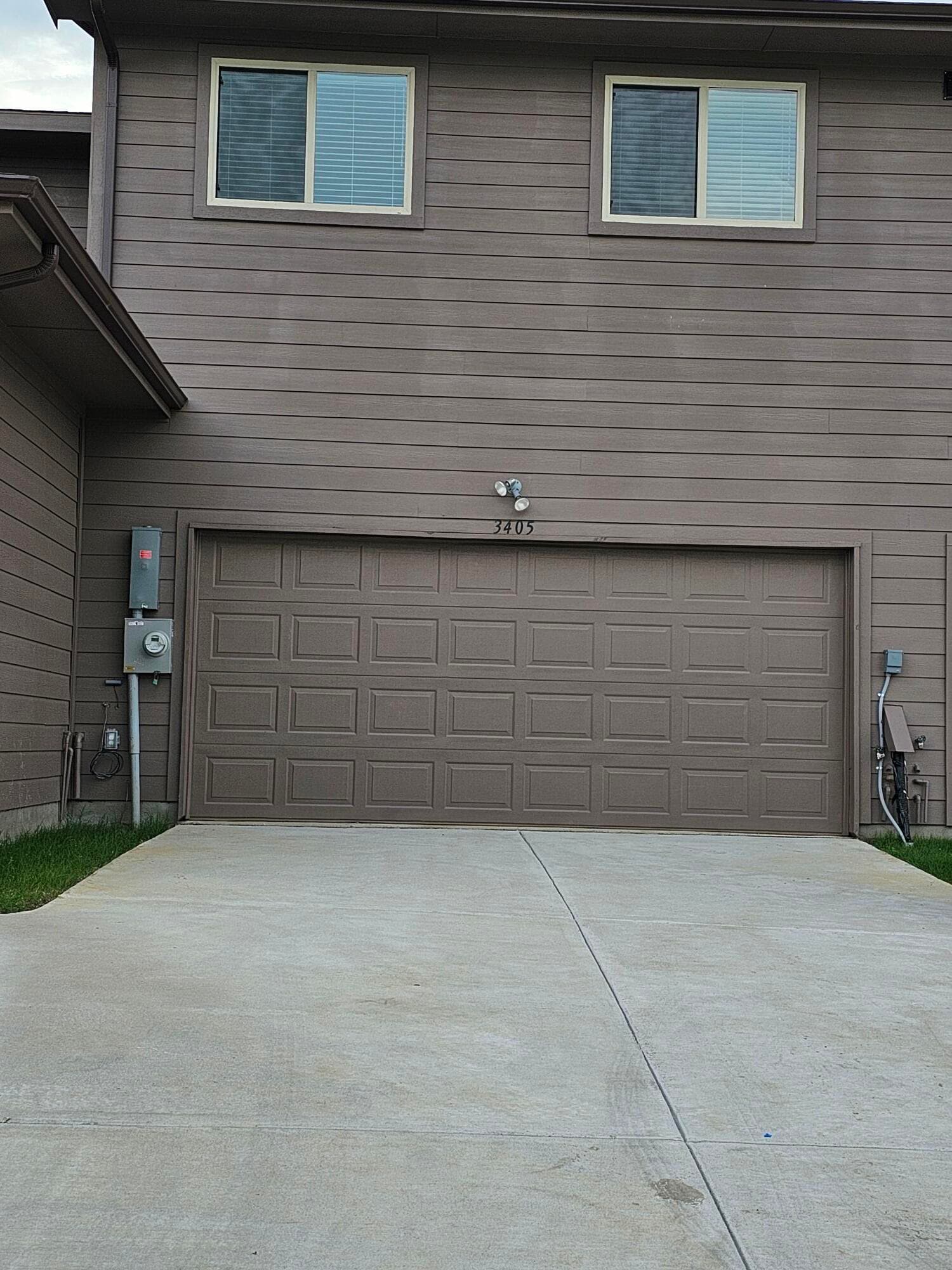 2 car garage - 3405 Solana Cir