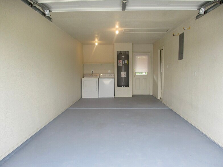 Building Photo - 165 Armadillo Ln